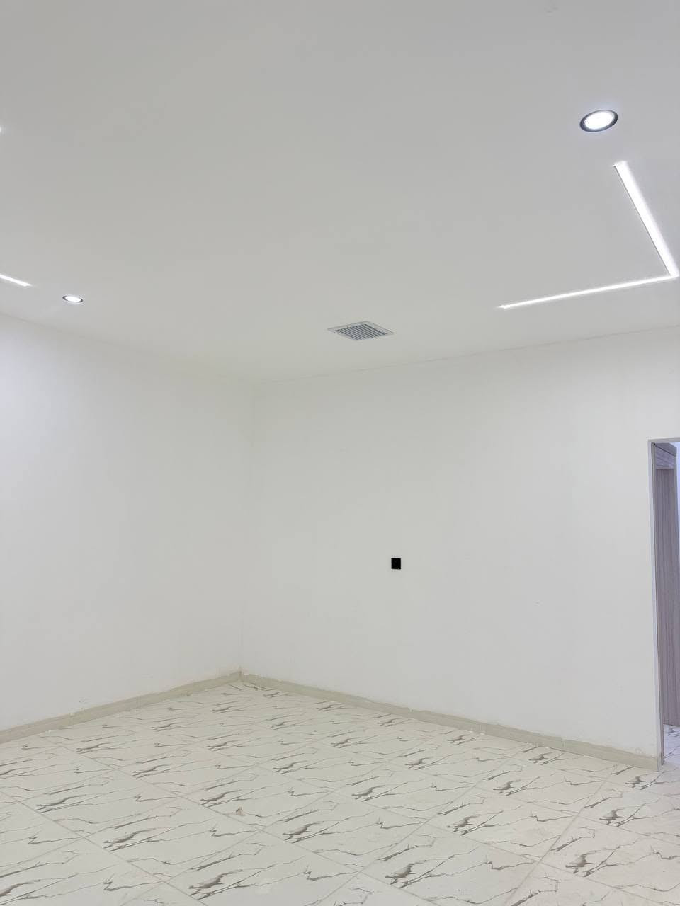 للبيع بيت 100متر جديد صفر بعد مامسكون فول سراميك تبريد مركزي سقف مغربي  واجها فلين تركي 2غرفتين نوم ستقبال خطار مطبخ منور حمام تواليت غربي حوش سياره تواليت خارحي خدمات كامل كهرب مي انترنت عنوان كركوك حي بدر  السعر 38بي مجال تواصل *********** 
***********
