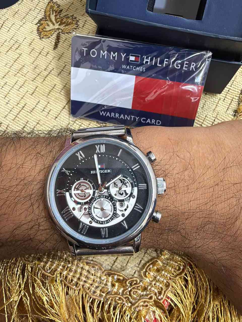 ساعة Tommy Hilfiger نظيفه جدا مثل ما موضح بالصور 
قطر الهيكل 43مم تقريبًا
سمك الهيكل 11مم تقريبًا
نوع الحركه كوارتز 
مادة الصنع ستانلس ستيل بالكامل مقاوم للصدأ والتاكل Stainless Steel 100%
زجاج معدني مقاوم للصدمات
ضد الماء 3ATM
عقارب فرعية بنظام 24 ساعة
ارقام رومانية ومينا فرعي يعرض التاريخ اليوم 
وياها علبة وكارت الضمان وكيس الماركة 
السعر 80 الف
مكاني بغداد المدائن 
تواصل ***********
