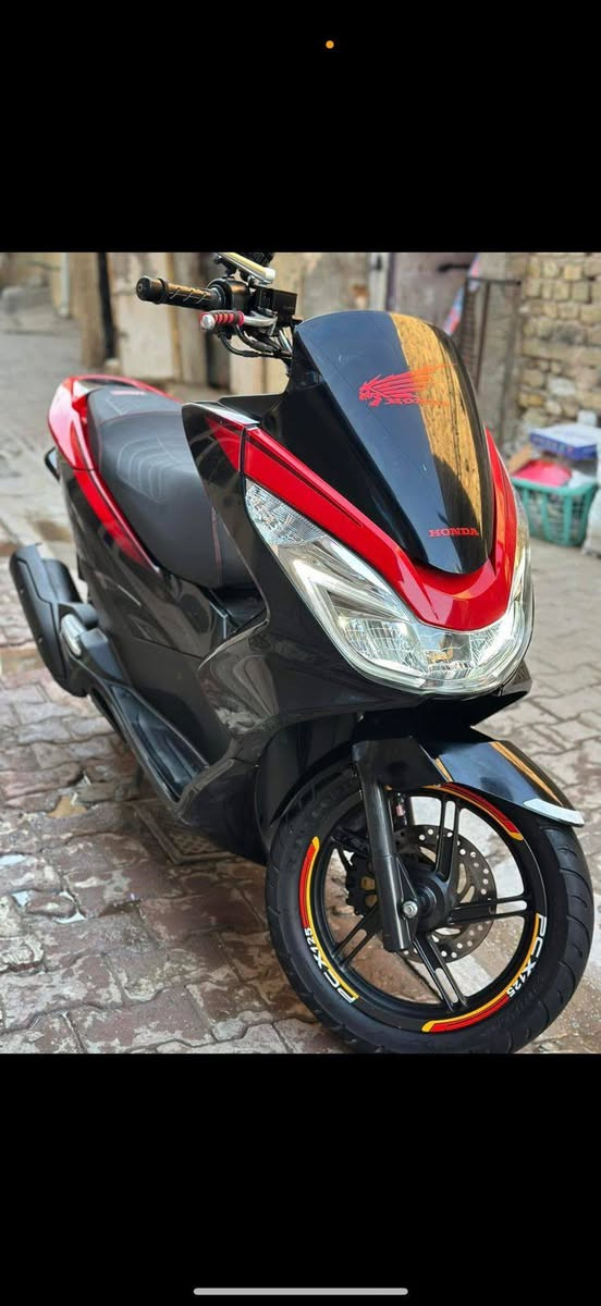 PCX جيل الثاني ياباني 
السعر 12 ورقه ونص وبيها مجال قليل 
ستان كهربا اوتو ستوب بدون اي نواقص كامله فقط خيط تبخير كلش قليل . مكانها بغداد الكاظميه للاستفسار فقط
واتساب : ***********
