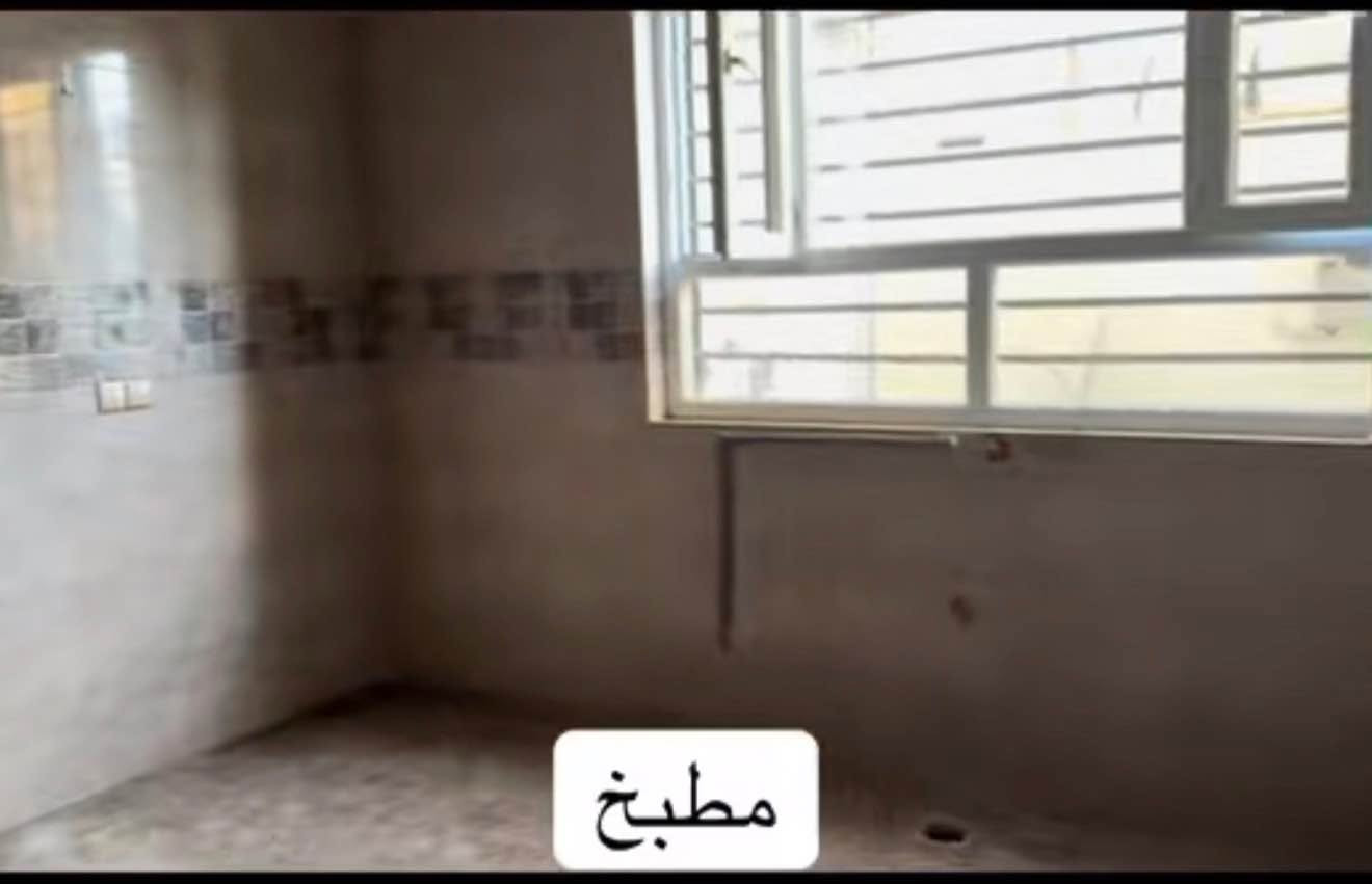سلام علیکم خانویەکی مرەبعی زۆر خۆش لەحیسابات خانوەکە رووبەری 100مەترە و مرەبعە بەیتونەیەکیش لەسەرەوەیە بۆزانیاری زیاتر تەلەفون کەن یاخود نامە بنێرن*********** كركوك, العراق

نص مكتوب في الصور:
- ژوری میوان
- مطبخ
- ژووری نوستن
- حەوش خلفی
- ده‌ستشۆر و حه‌مام