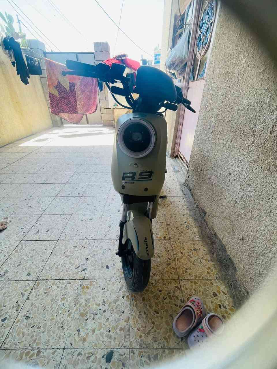 دراجه شحن ار 9 نضيفه وجاهزه من كلشي بطاريات شركه ونلي الاصلي حجم 32 امبير شرط النضافه فقط بيه الدبلات الكدام بيه عواج قليل شغاله وجاهزه سعر 350 وبيه مجال مكاني بصره حيانيه *********** بي واتساب
