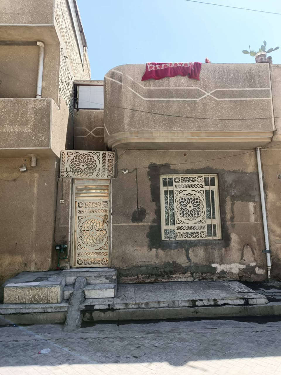 نصف قطعة للبيع بغداد مدينة الصدر قطاع ٧٩ الفرع العريض ثاني بيت ع الركن مجاور مدرسة احد والعذراء للأستفسار.. ***********
