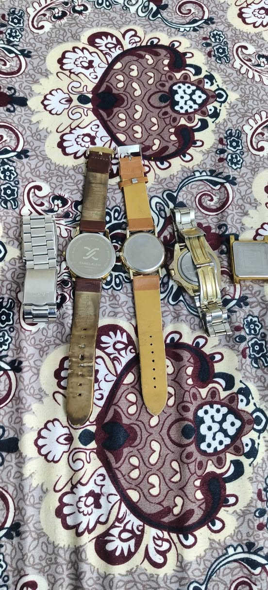 ساعات للبيع كلهم شغالين بس قسم منهم يتاجلهم باتري سعر الواحده 15قفل مكاني حي الانتصار 
ساعات اصليه
***********
***********
