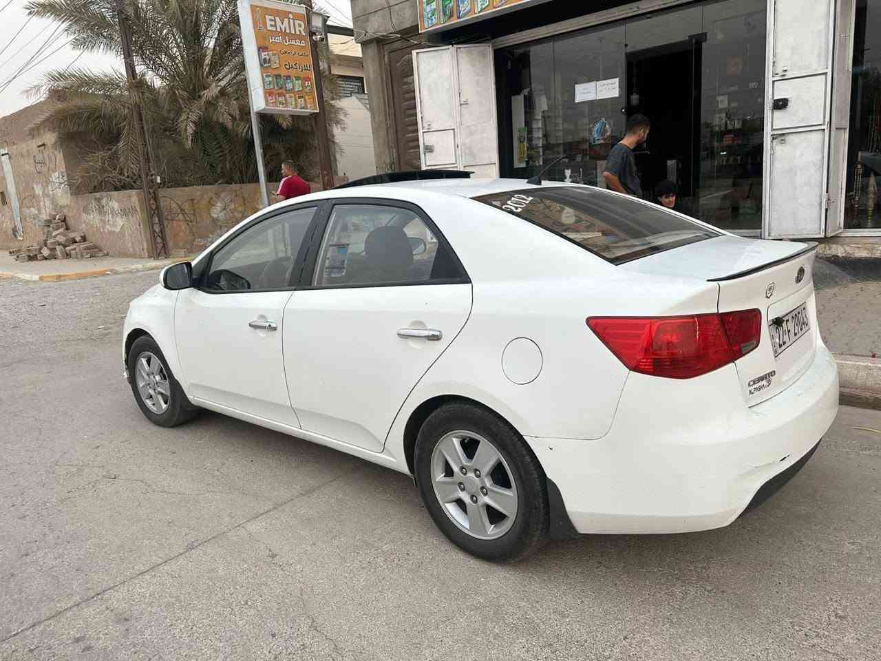 كيا سيراتو ٢٠١٢ 
بيها ٣ قطع ابيعها حزام بدون دواخل
 سيارة حلوة ونظيفة ادامة كامل جديد مسويلها 
بطاقة بنزين والسيارة باسمي
السعر ٩٠وبيها مجال
***********
