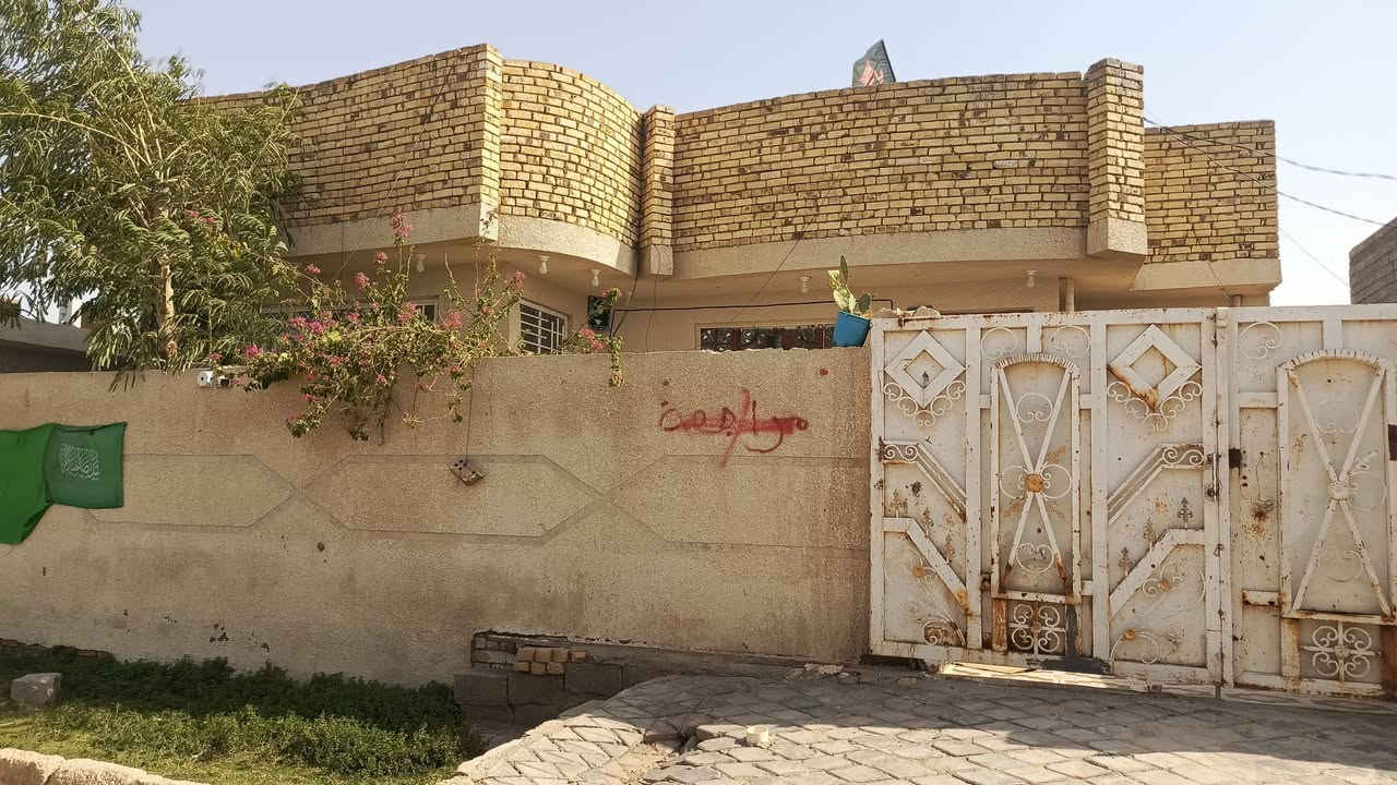السلام عليكم بيت للبيع زراعي مشمول في التطويب في حي الجهاد /الزنابره /على جهة الشط  مقابيل محلات اسواق الصدرين.. البيت كامل من كلشي سيراميك وابياض وتأسيس ماء وكهرباء... السعر 55 مليون بي مجال بسيط ***********
