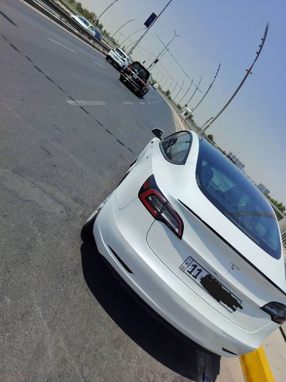 تيسلا  مودل 3 موديل2022 سيارة جاهزه من كلشي تبريد ثلج اون لاين مربوطة على التلفون حادثه خفيف سطحي فقط جاملغ من جهة السايق بدون ايرباكات بلاديه سنكل رقمها بغداد سعر 150 وبيها مجال مكاني بغداد رقم ***********
