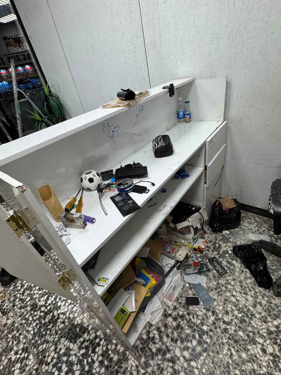 سلام عليكم 
فاترينات مال عرض تصفيه محل للبيع
+ ميز صيانه للبيع مكاني بغداد الزعفرانيه
الفاترينات  ثنينهن بـ٢٠٠
ميز الصيانه بـ١٤٠ الف وبيه مجال
نضيفات وكلشي مابيهن 
للتواصل : *********** واتساب فقط
