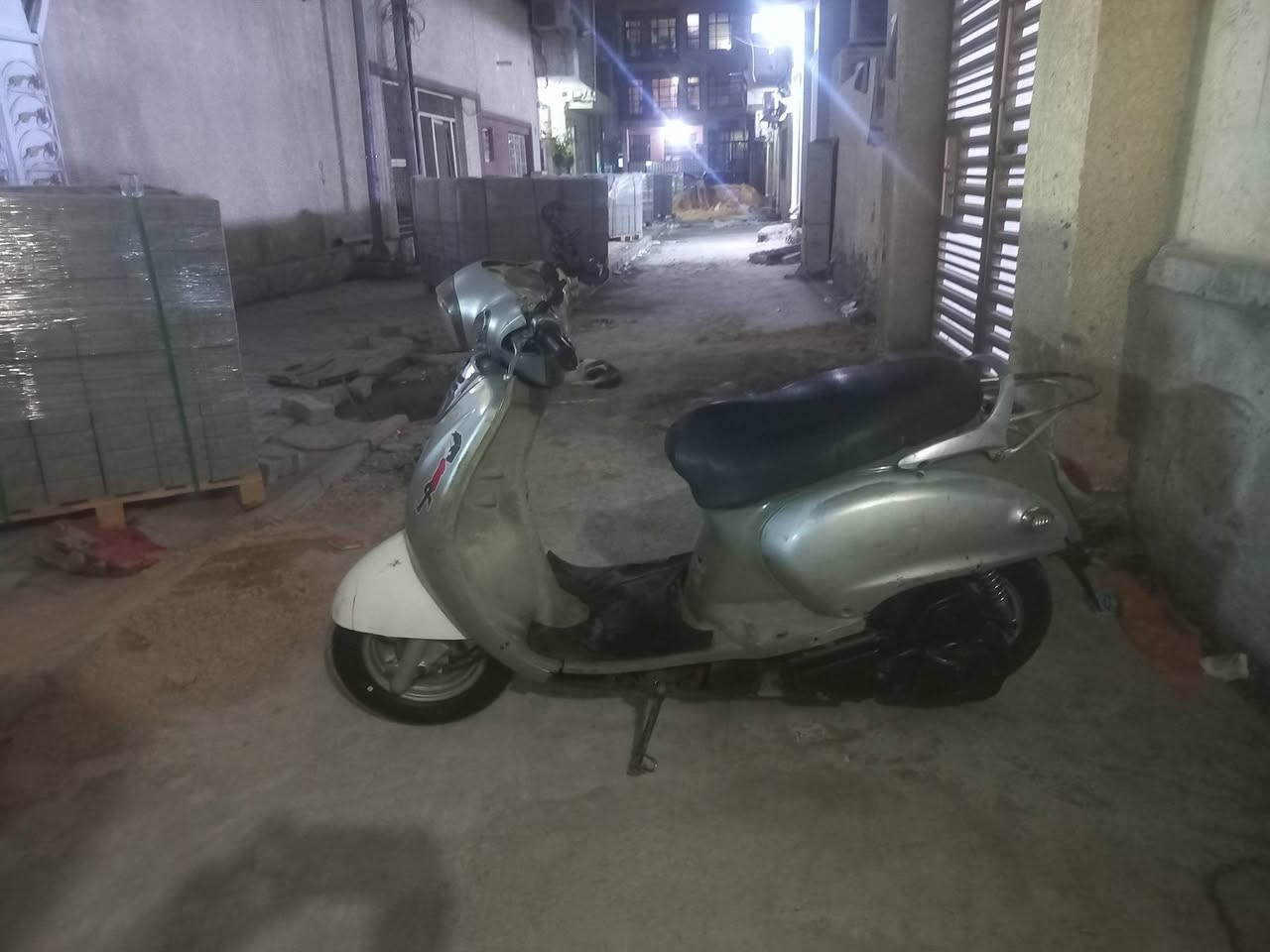 سلام عليكم دراجة ياماها فينو 140cc نكرة سلف شرط  بيه لايت زنون هورن شغال وستاند تليفون مع محولة شحن بريكات بل مكان ودهن يورل اديرلهه افضل دهن + تاير امامي جديد صار شهر تقريبآ رقمي 0*********** مكاني بغداد سعر 375 بيه مجال حك جيتك  ورقمي الثاني واتساب ***********

