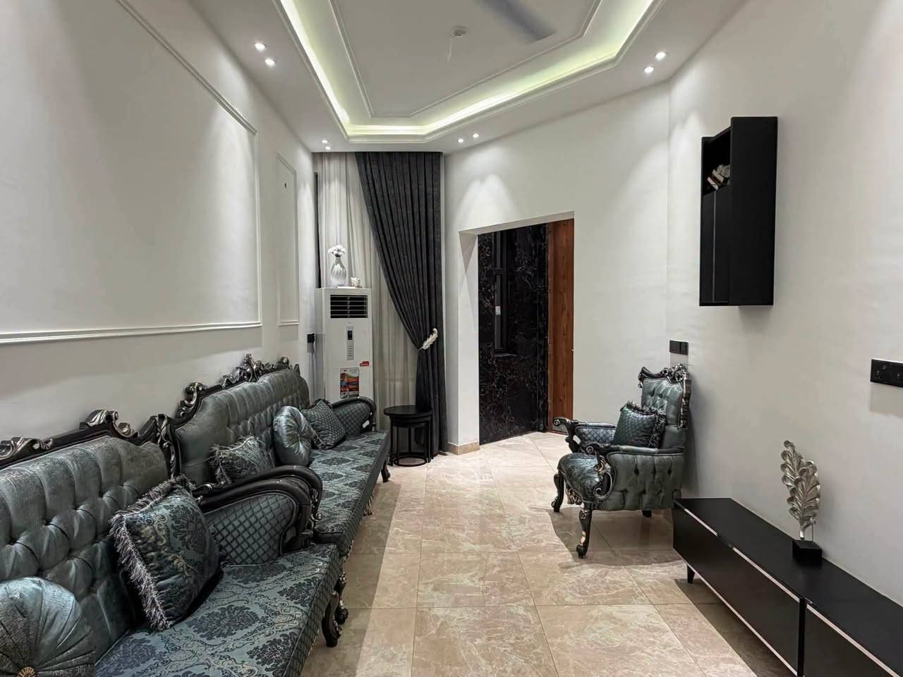 🏠 / دار للبيع مساحة ١٣٠ م طابو زراعي سند 

                 واجهه ٦.٥ م / نزال ٢٠ م 

🧱 بناء حديث درجه أولى 

الطابق الاول/ مطبخ . أستقبال . هول . غرفه . مجمع صحيات 

الطابق الثاني/ ٣ غرف . هول . بيتونه . مجمع صحيات 

🌎 الموقع / حي الصحه قرب المدينه المائيه 

للأستفسار أكثر مراجعة مكتب 
عقارات أراضي بابل الخضراء للمقاولات العامه والتصاميم الهندسية 
شارع ٦٠ .. عمود ٣٠٠ .. مقابل أستدارة علي بقلي 
الشيخ حازم 
وسام محمد 
أبو حيدر / ***********
