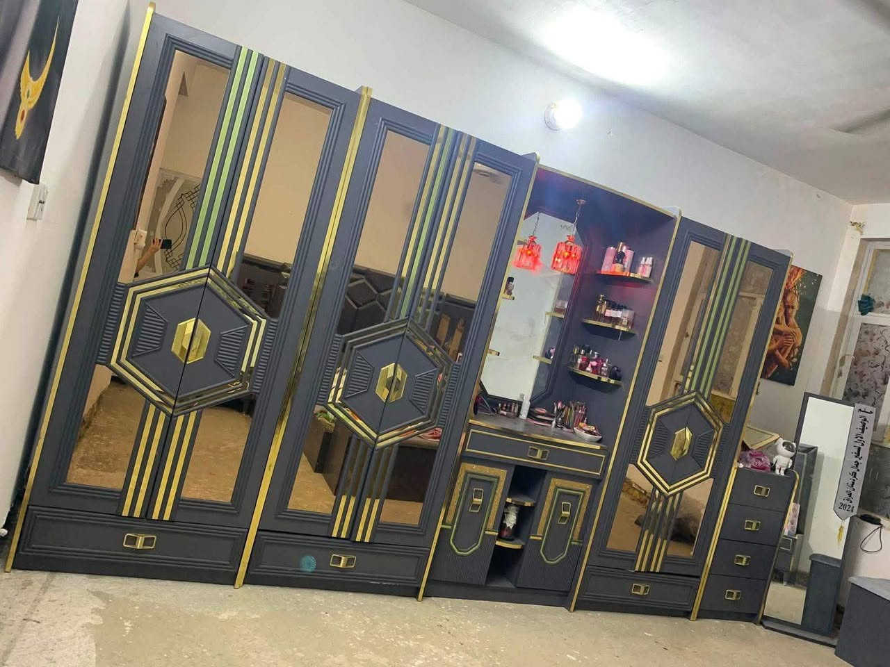 السلام عليكم عيوني عندي هاي لغرفة للبيع بعدها بجيسها مجرد انصبت وبقت صارلها سبوع تقريبا حت دوشك ممشترين الها وما منيوم بيها ابد اريدها ب700 وبيها مجال غرفة حديثه عشر قطع وتخبل العنوان بغداد حي اور رقم الهاتف ***********
