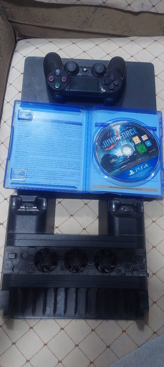 بلي فور سلم ps4 البلي اونلاين ما مهكر البلي مفتوح للتنظيف!!!!
كلشي ما مبدل بيه الليبل موجود بس الساحبة مال قرص عطلانة مو السيدي درايف لا البلي يقرا القرص بس ما يسحبة اله تطببه بيدك
المهم وياه ستاند وجويستك تجاري وملحقاته كارتونة موجوده الي رايده يتواصل خاص
 او يخابرني ***********

