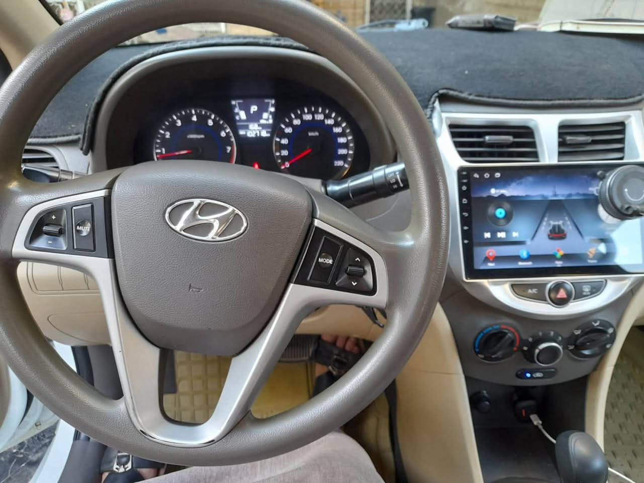 � للبيع هيونداي أكسنت خليجي 2015 🚘
سيارة أكسنت خليجي موديل 2015، بحالة ممتازة وجاهزة للاستخدام، ومواصفاتها كاملة ومميزة 👌

🔹 المحرك: 1600 CC

🔹 العداد: 102,000 كم فقط

🔹 المواصفات: فول أوبشن

🔹 فتحة سقف 🌤️

🔹 5 ويل كب

🔹 إشارات بالمرايات

🔹 خليجي

🔹 سيارة عملية واقتصادية ومناسبة للاستخدام اليومي وجاهزة للسفر

السيارة نظيفة ومحافظة عليها وجميع الكهرباييات والتبريد شغالة ، والعداد قليل بالنسبة للموديل، ومواصفاتها حلوة ومتكاملة.

📞 للمهتمين والاستفسار: التواصل مع السيد معتصم ابو وضاح  ‭***********‬

💰 السعر: 16 مليون دينار
