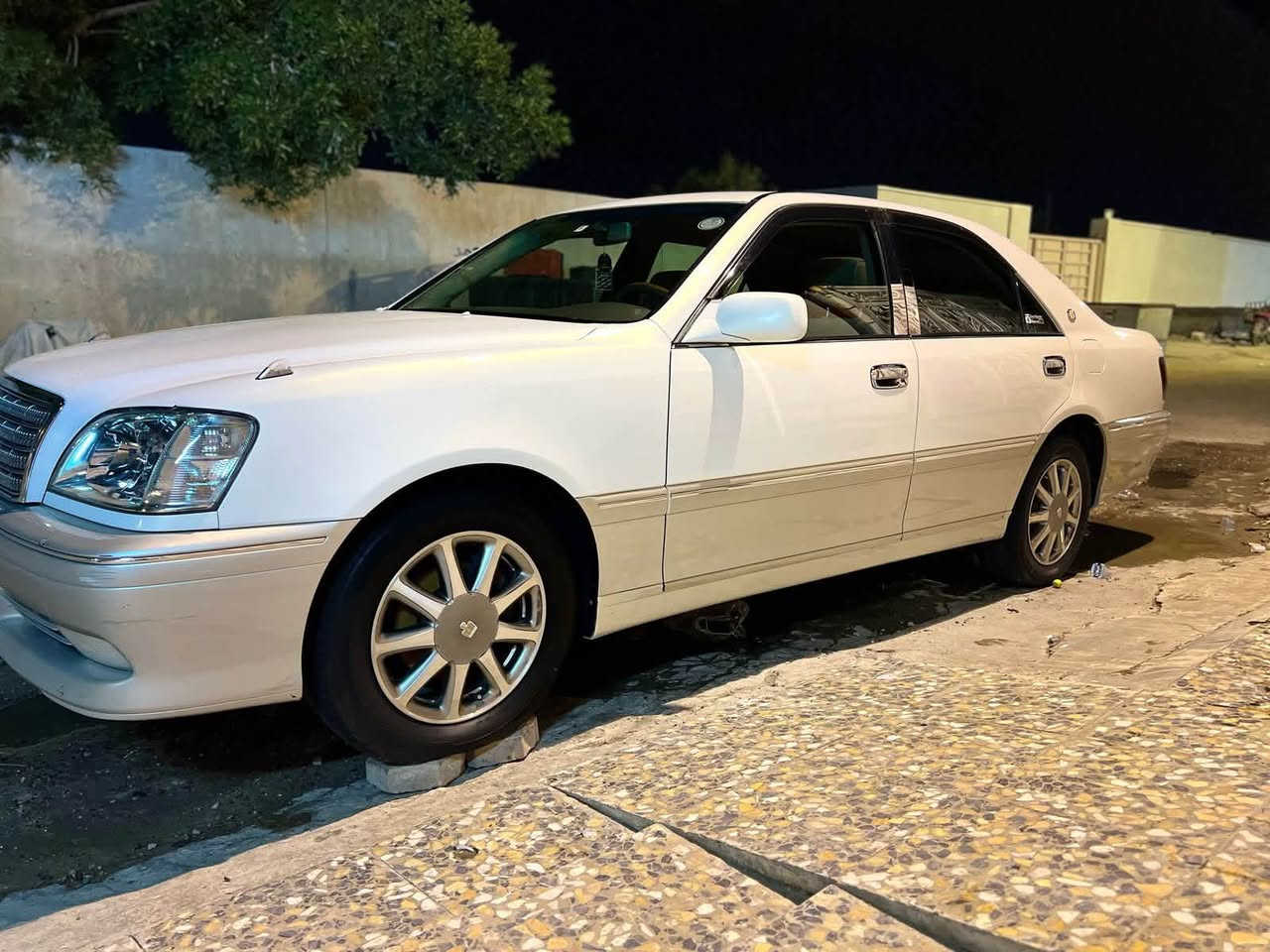 سلام عليكم. تويوتا كراون  ملكه جنون موديل 2003 تسجيل. جديد قرار 48 مواصفات. 3 دكم برده  خلفيه كرستال اصل. شاصي 75 ديفور الكبير. أربع كراسي. كهرباء. ستيرن كهربائي. ويل نجمه. جديد كفاله عامه ضربه وصبغ وتبديل.  عراق ويابان. حته من الفتح حتى الدعاميات كفالة 
العنوان البصره - كرمه علي 
بيع ومراوس حسب القناعه 
رقم بصره ￼الدولي السياره  باسمي￼
السعر ١٥٥ وبيه مجال 
‏رقمي(***********)***********
