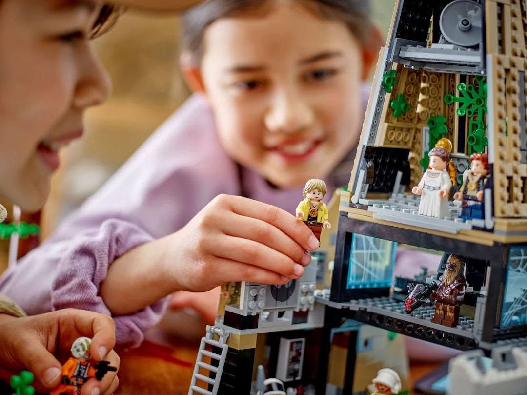 🚀 عـرض لـمـدة مـحـدودة.. والكمية خير من الله! 💥
🚀🔥 LEGO Star Wars – Yavin 4 Rebel Base

مجسم قاعدة Yavin 4 للمتمردين بتفاصيل سينمائية رائعة، مثالي لعشاق ستار وورز والتركيب والعرض 🧩🌌

▪️ 1,066 قطعة
▪️ 12 شخصية مصغرة منها لوك سكاي ووكر، هان سولو، الأميرة ليا، تشوباكا وR2-D2
▪️ مركبة Y-Wing قابلة للبناء مع قاذفات صواريخ
▪️ غرفة قيادة + برج مراقبة + منصة تتويج الأبطال
▪️ شجرة مع مدفع دفاعي 🌳
▪️ جديد تماماً، القطع مرقمة ومغلفة
▪️ كتالوج تعليمات مصور وواضح 📚

📏 القياسات بعد التركيب:
▫️ الطول: 49 سم
▫️ العرض: 20 سم
▫️ الارتفاع: 31 سم

💰 السعر: 25,000 دينار فقط 🔥
📞 للطلب والاستفسار: ***********
