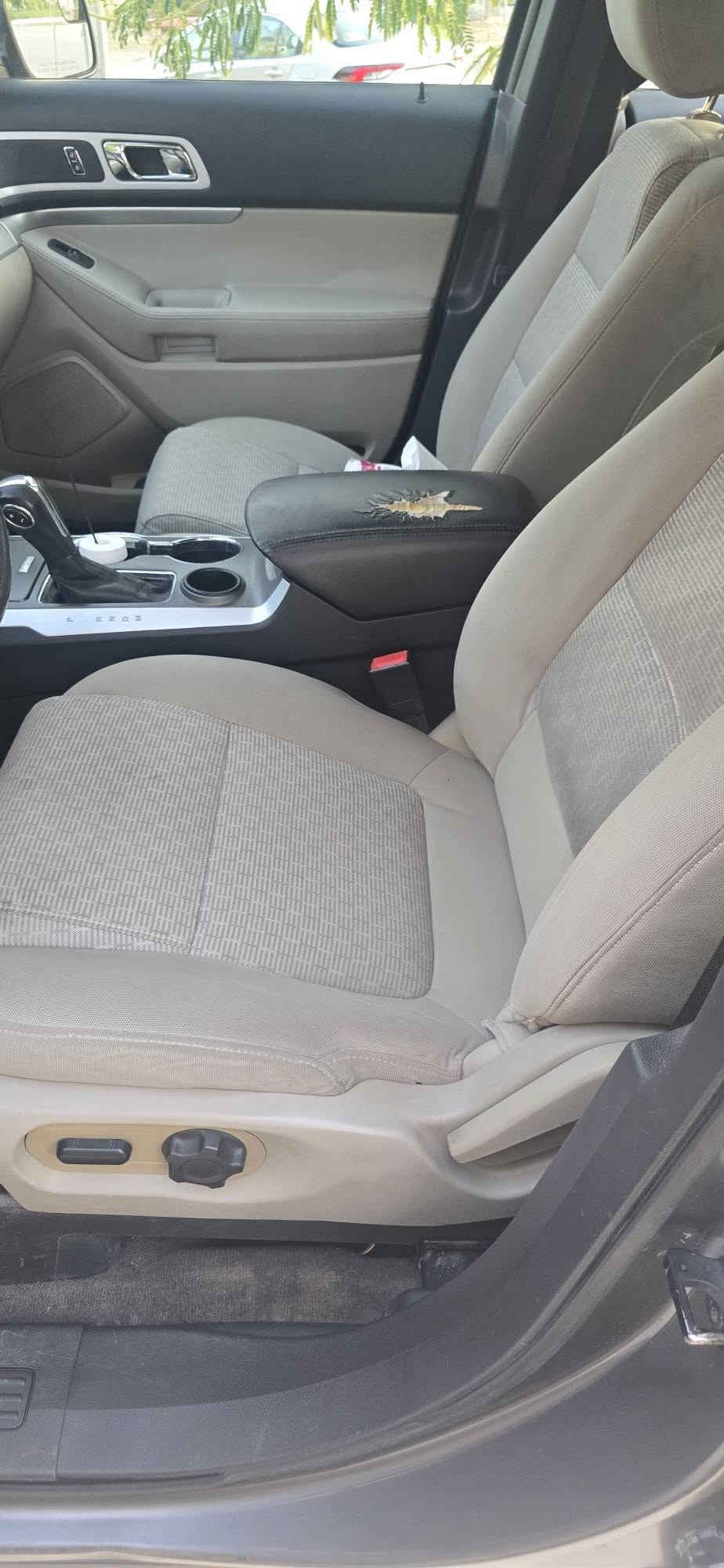 فورد اكسبلورر 2014 XLT
رقم بغداد دولي جديد 
اللون رصاصي
7 راكب
مكينة 6 سلندر 3500 
تو ويل
 كاميرا دواره 
شاشة صغيره + شاشة اندرويد
بطارية جديدة 
تدفئة وتبريد مركزي ثلاث قطع
تحكم ستيرن جهتين 
مثبت سرعة
مدخل USB
حساسات 
كشن قلاب
نظام صوت 12 سماعة 
ويل كب كروم حجم 18
حداديه صدر كامله جديده 
ماشية 90 الف ميل
زرع عدسات لايت
داخل السياره لون رصاصي فاتح على وضع الشركه 
محرك وكير بلاديات ما مفتوحات
الضرر جانبي جامرلغ امامي وباب السائق
بجم كبس 
مكان السيارة ديالى المقداديه 
السعر 125او مراوس حسب القناعه 
الأتصال على الرقم
*********** المقدادية, ديالى

