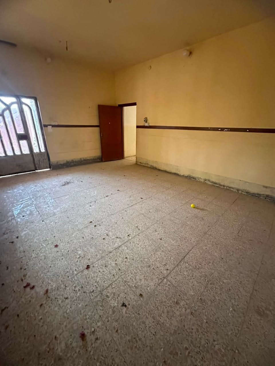 🏠 بيت للبيع في الحلة – حي العسكري
📍 العنوان: الحلة / حي العسكري / شارع 80 / طريق النجف
📐 المساحة: 250 م²
📜 طابو صرف

✨ تفاصيل البيت:
• غرفتين نوم
• هول
• صالة
• مطبخ
• الطابق الثاني يحتوي على كرفان بمساحة 3×6

📞 للاستفسار والتواصل:
***********

🔑 بيت مناسب للسكن وموقعه مميز، للجادين فقط التواصل على الرقم أعلاه.
