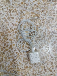 شاحنه مال ايفون اصليه 25  سماعات مال ايفون اصليه 25 الرقم 07761649537