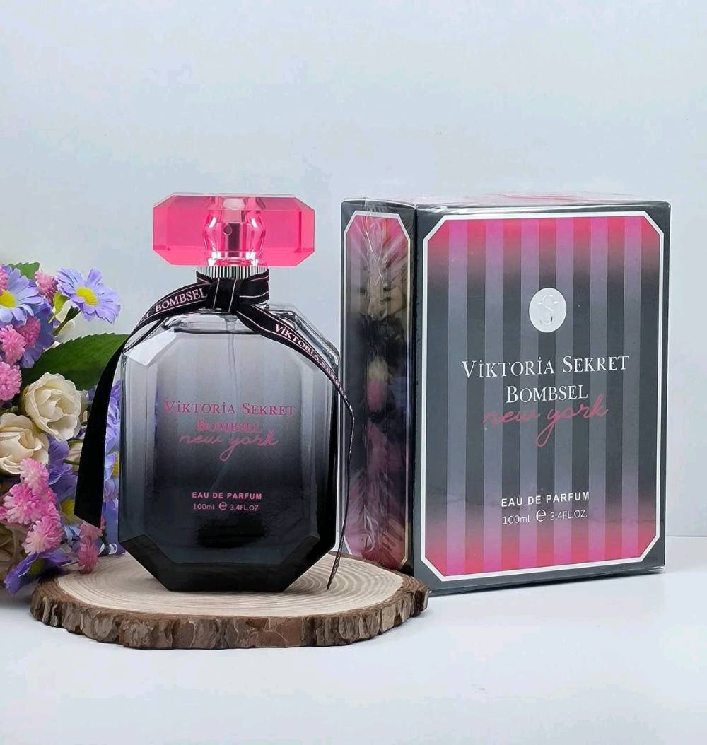 Victoria secret Bombshell 
فكتوريا سكرت عطر نسائي يحمل مجموعة من المشاعر والأحاسيس في تركيبته تجعل كل أنثى تنبض بالسعادة 🌷لأنكِ الأرقى اذن تستحقينه🌷
VICTORIA'S SECRET BOMBSHELL
عطر فكتوريا سكرت بومبشيل النسائي_
فكتوريا سيكرت بومشيل عطر رائع من العائلة الفاكهية الزهرية الفواحة برائحة تضج بالحياة والانتعاش تدوم طويلا. بمزيج من المكونات المتناسقة مع بعضها البعض لتعطيك الشعور بالجاذبية والثقة طوال اليوم

إفتتاحية العطر 🩷 الباشون فروت، الجريب فروت، الأناناس، اليوسفي و الفراولة
قلب العطر 💜 الفاوانيا، أوركيد الفانيلا، التوت الأحمر، الياسمين و زنابق الوادي
قاعدة العطر 🩷 تتكون من المسك، الأخشاب و طحلب البلوط❤️❤️❤️❤️🌹
الحج100ml

السعر ١3 الاف
🚘يوجد خدمة توصيل لجميع محافظات العراق5000 الاف?***********?