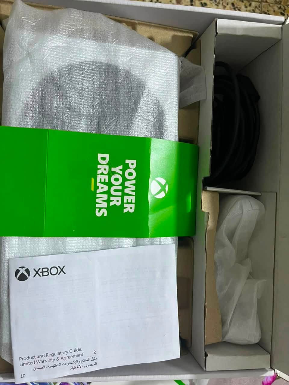 جهاز Xbox Series S 
اصدار 2023 
كامل المحلقات الاصليه وياه + الجهاز ما مفتوح ابد 
ووياه اشتراك كيم باس شهر 
سعر 425 الف 
موقعي مدينة الصدر وما متوفر توصيل تجي تشوفه وتاخذه
للاتصال ***********
