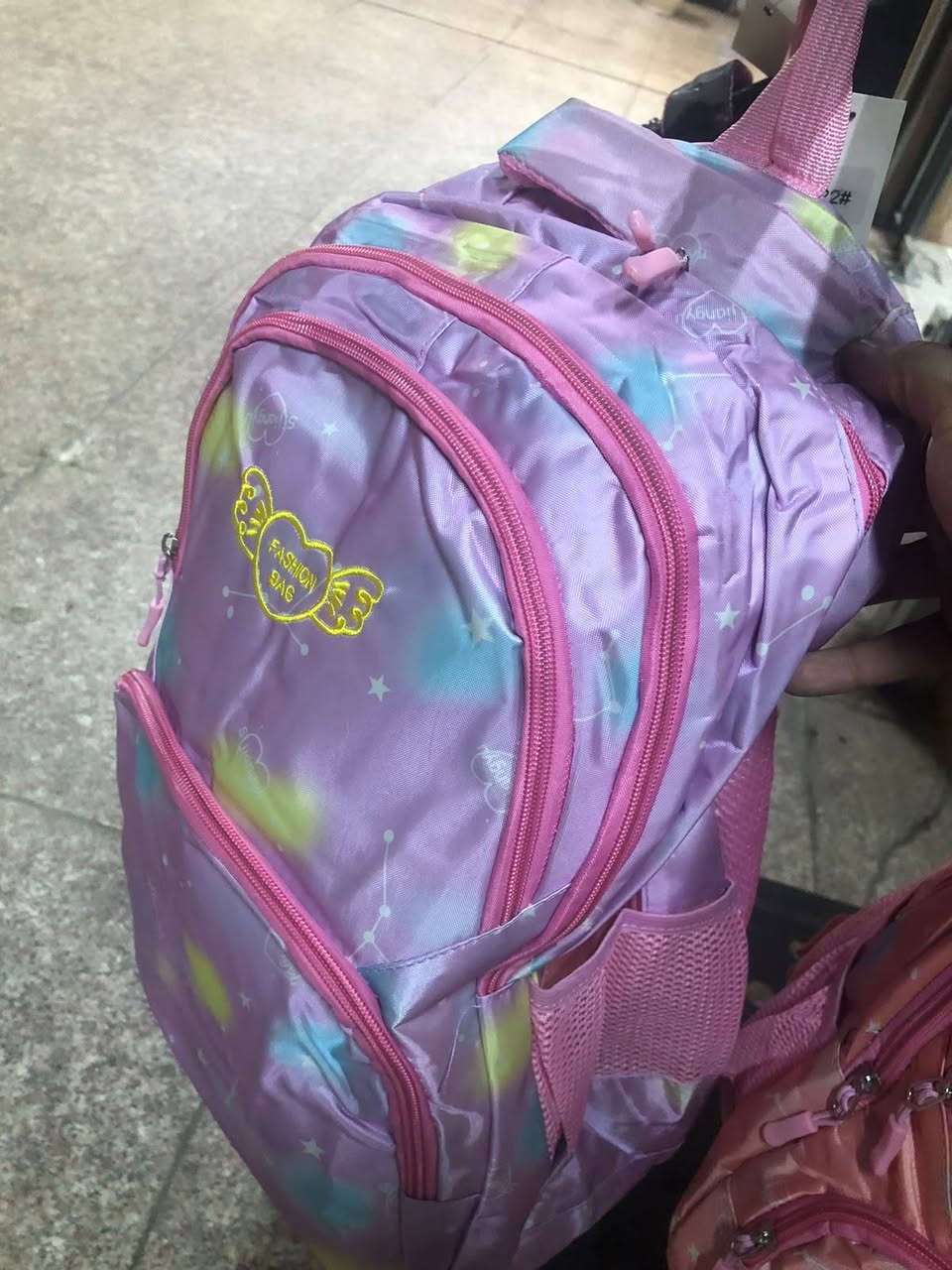 زبائن محل @miss pink Shoes للأحذية والحقائب بكافة أنواعها توفرت كل حقائب المدرسي بكافةالمراحل زورونا قبل نفاذ الكمية واسعار كلش جيدة العنوان بغداد حي الخضراء شارع المركز مجاور توت ماركت عمارة صيدلية زينة الخضراء *********** للحجز والاستفسار التواصل على الرقم التالي Miss pink Shoes
