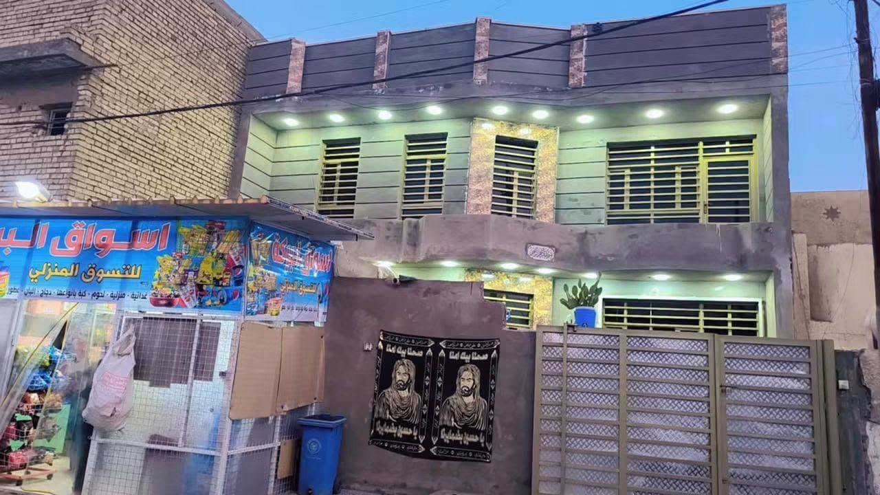 للبيع بيت طابو سند باسمي بناء جديدصار 4 اشهر  الكماليه شارع البدالة   هاتف.    *********** 
مساحته203. جبهه 11×18ونص على شارعين الشارع الامامي 15 متر والخلفي 10 متر  فيه اسواق خير من  الله  بنائه من الرفت ارتفاع 40سم وجسور في التسليح يتكون الطابق الاول  2 غرفه نوم 4×4     وصاله 4×7 وترك خلفي على طول البيت الجبهه عرض 1متر ومطبخ حار وبارد 4×3ونص +منور وخدمات مع استقبال 6ونص×4ونص ارتفاع البناء 3.30وبوب خشب ارتفاع 3 متر سيراميك وارضيات درجه اولى مع الممشى الامامي 4×4ونص    الطابق الثاني مثل تصميم الطابق الاول + مطبخ كامل ومؤسس. السطح شتايگر الكهربائيات درجه اولى.   بورد طابق اول وبورد طابق ثاني محجر درج اللمنيوم درجه اولى  البيت  نضام سبالت البناء هندسي
