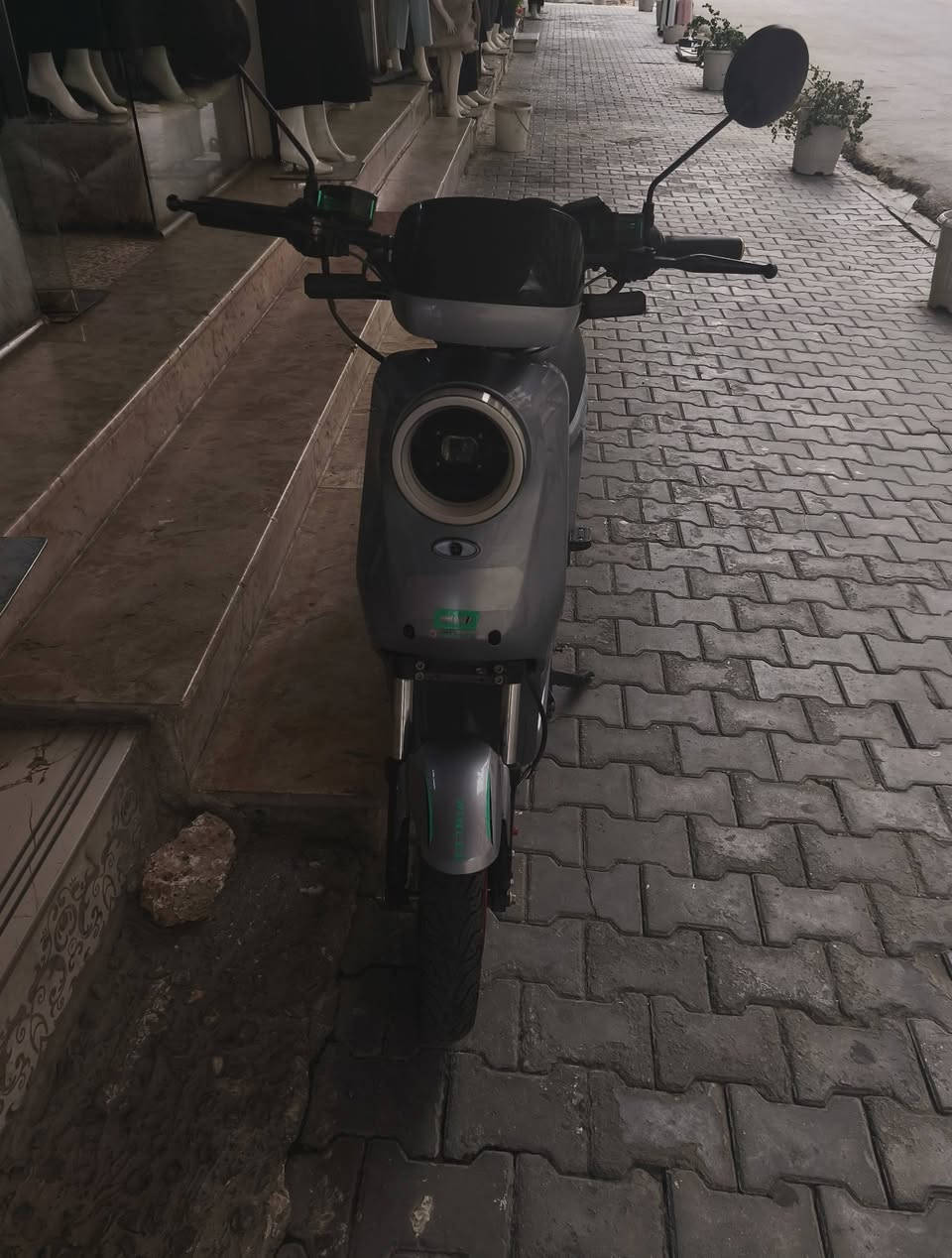 سلام عليكم للبيع دراجه شحن R9
كامل مواصفات
دراجه نضيفه استعمال 5 اشهر بيع مستعجل 
 عوزها زنجيل 
بطاريات 5 
اربع سرع سرعه 60 حقيقي 
شاشه تعرض الك الشحن واي عطل يصير بيها
لد عالي ناصي 
دبل اشاير 
نضام البك R
بريك امامي خلفي 
كهربائياتها سليمات شرط الفحص 
سعرها 450 وبيها مجال للشراي 
*********** رقمي بي واتساب
