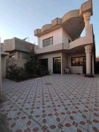 دار للبيع مساحته ،200 يحتوي على 3 غرف نوم مساحه كل غرفه 6 في ،4 معا غر...