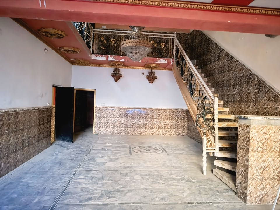 السلام عليكم
بيت للبيع مساحة ٢٠٠ متر 
طابقين 
حي العسكري شارع ابو شاكر موقع تجاري 
للاستفسار الاتصال
 ***********
