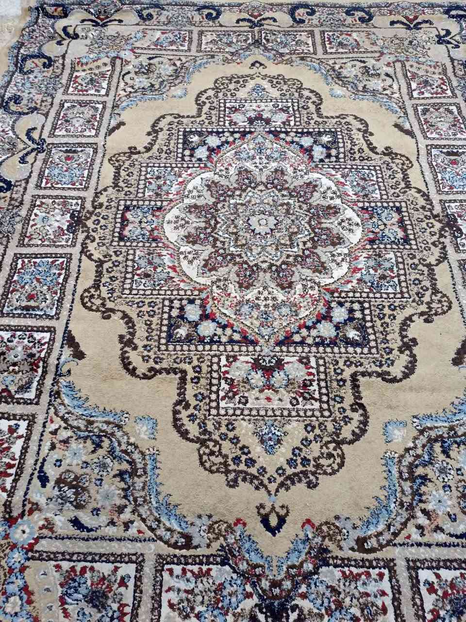 زولية سوريه طول 4 والعرض 3 نوعيه ثقيل سعر 50 وبيها مجال قليل للتواصل واتساب ***********
