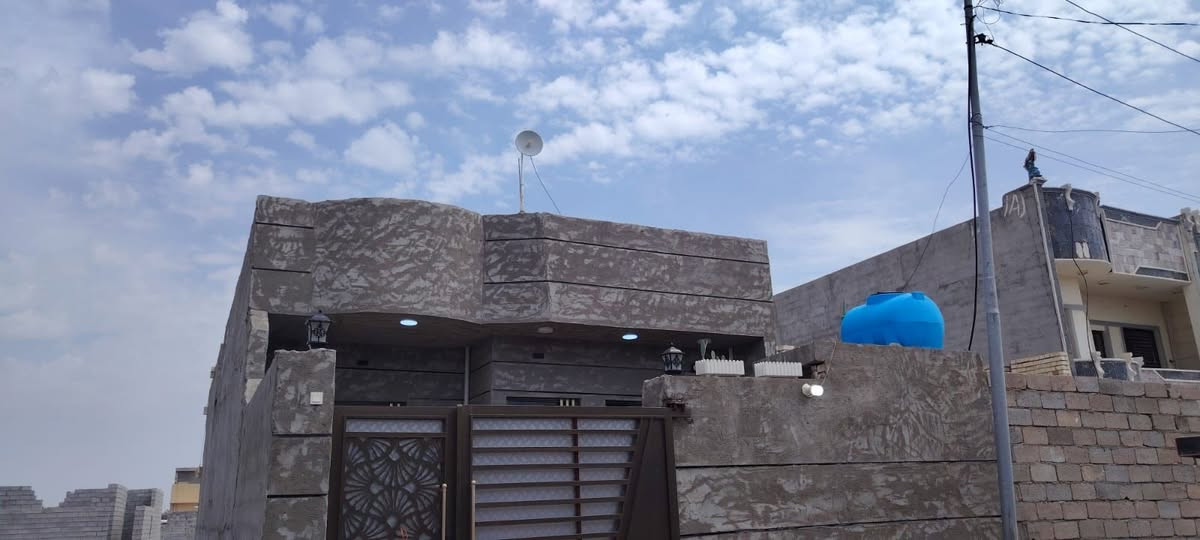 سلام عليكم بيت للبيع ٢٠٠متر بي منام ٢صاله مطبخ مساحت درج وكراج شغل درجه اولى المكان بالحي خلف بيوت الشركه الفرع ماقبيل المزرعه مال نصير الزبيدي ***********
