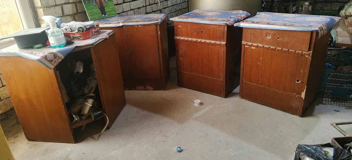 غرفه للبيع نظيفه ما بيها اي كسر يرادلها يدات وتلميع سعرها 250 وبيها مجال مكاني صويره قريه الصامدين ***********
