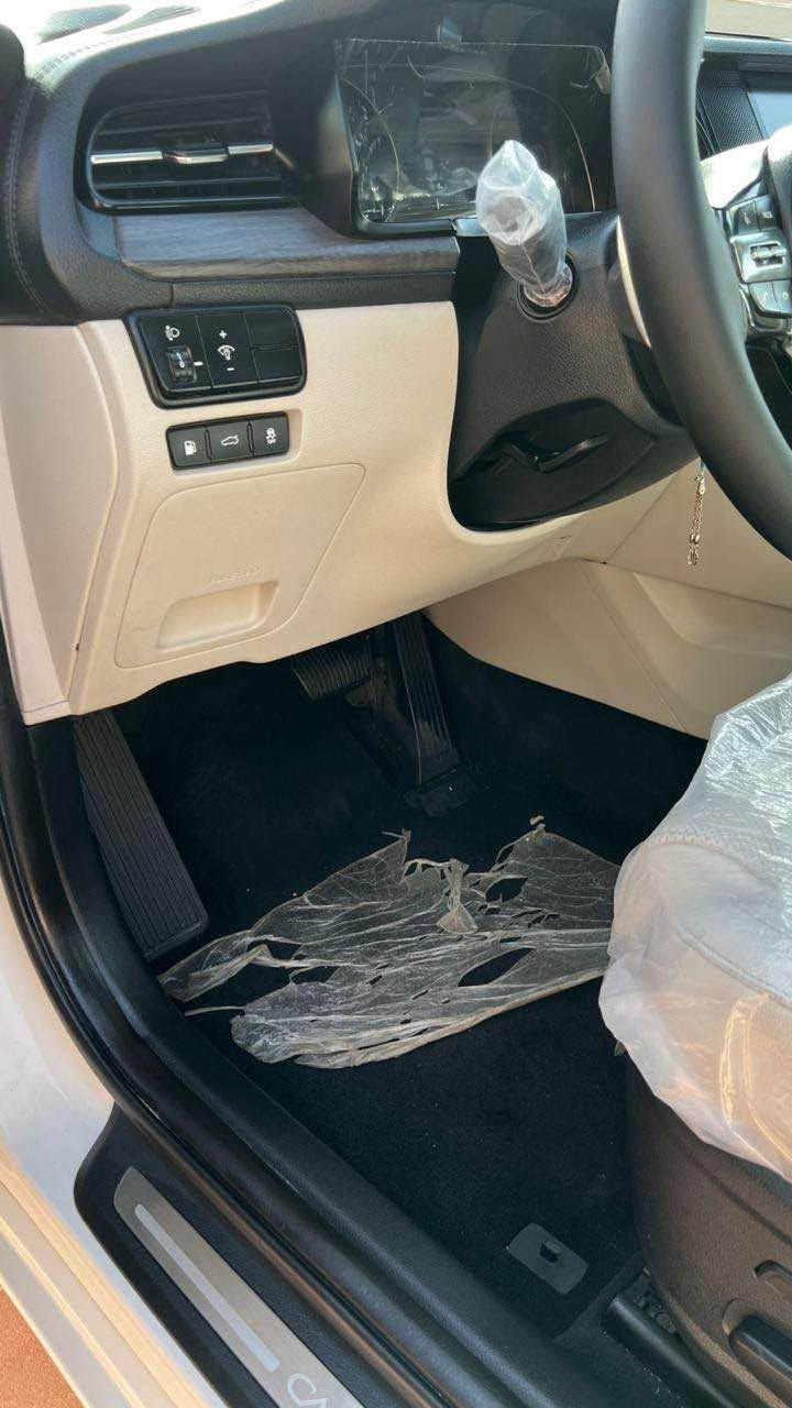 السلام عليكم للبيع كيا كادينزا 
رقم بغداد باسمي 
فول مواصفات 
السيارة كفالة كير محرك بدي بي فقط مقدمة البنيد بيها صبغ اثر طخه  الباقي كفاله 
ماشية ١٠٠ الف 
السيارة خليجي وكالة 
السيارة نضيفه كلش على ايدي اي نقص مابيها 
السيارة فول مواصفات كلش للاخير 
السعر ٢٠٥ بي مجال 
رقم الهاتف *********** 
العنوان البصرة / المعقل البصرة, العراق
