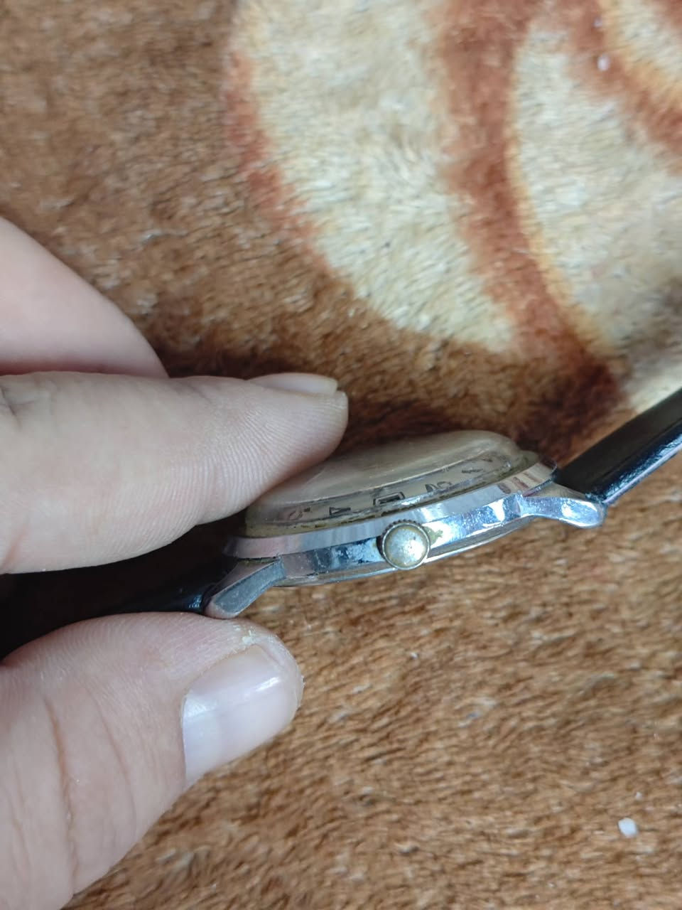 ساعة يد كلاسيكية أصلية ماركة TIMEX للبيع ⏱️✨
التفاصيل: ساعة فينتيج (Vintage) أصلية بحالة ممتازة، تصميم كلاسيكي بأرقام واضحة ونافذة لتاريخ اليوم، مع حزام جلد أسود أنيق. الخلفية مكتوب عليها (Assembled in Taiwan) و(Base Metal Bezel).  
الموقع: بغداد - العبيدي 📍
للاستفسار والتفاصيل: يرجى مراسلة الخاص حصراً 📥
رقم الهاتف: *********** 📞
