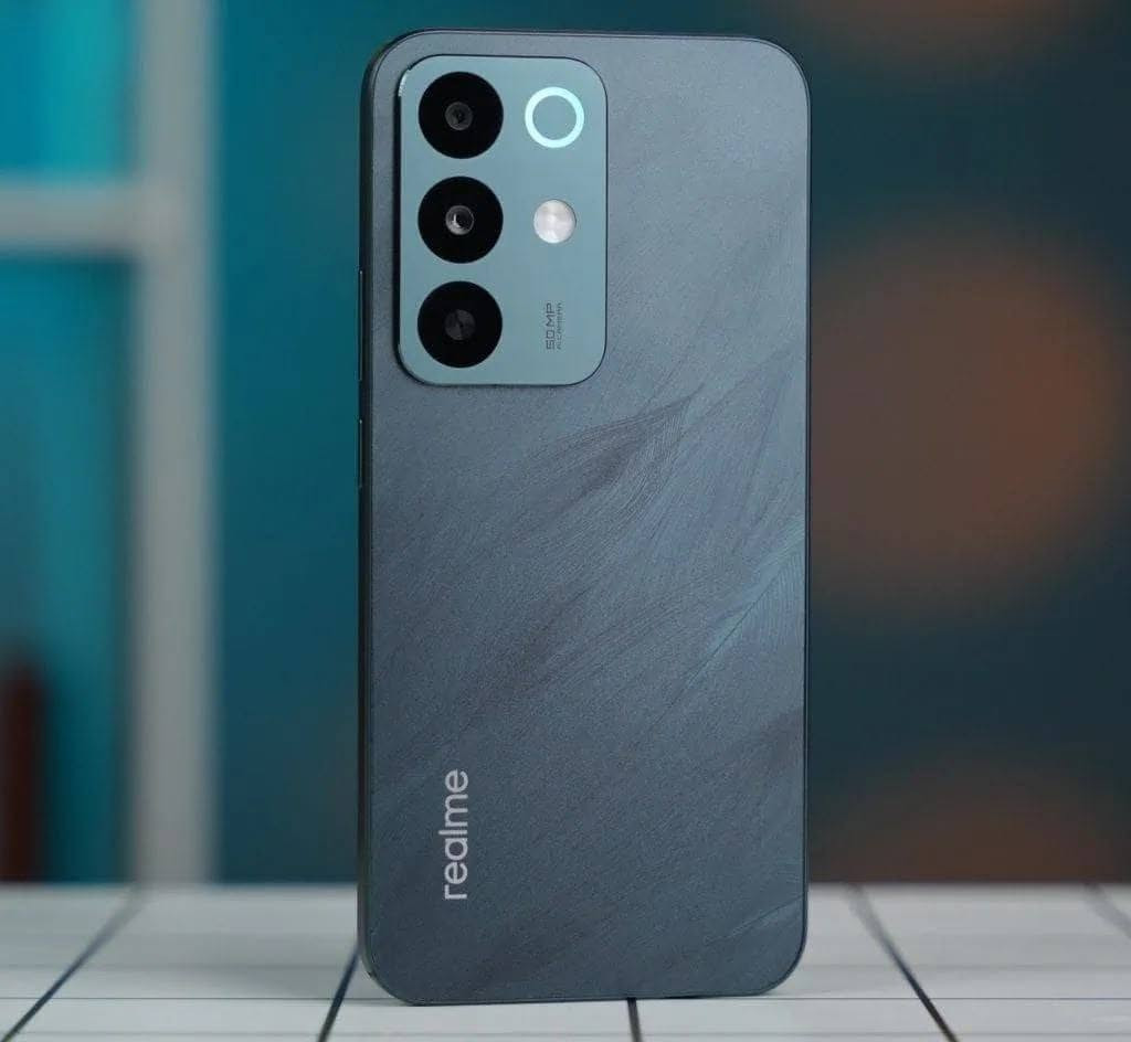 ريلمي سي 85برو• الشاشة: مقاس 6.8 بوصة من نوع AMOLED، بدقة 1080×2344 بكسل، بمعدل تحديث 120 هرتز، وسطوع أقصى يصل إلى 4000 شمعة.
• المعالج: كوالكوم Snapdragon 685 بدقة تصنيع 6 نانومتر.
• الذاكرة والتخزين: مساحة تخزين 256 جيجابايت مع ذاكرة عشوائية (رام) 8 جيجابايت.
• الكاميرات: خلفية بدقة 50 م.ب، وأمامية بدقة 8 م.ب.
• البطارية: سعة 7000 مللي أمبير، تدعم الشحن السريع بقوة 45 واط.
• مقاومة الماء والغبار: معيار قوي جداً IP68 / IP69K لمقاومة الماء والحرارة العالية والرذاذ.
• نظام التشغيل: أندرويد 15 مع واجهة realme UI 6.0.
المميزات
• بطارية تيتان عملاقة تدوم طويلاً وتتحمل درجات الحرارة القاسية (من -20 إلى 53 درجة مئوية).
• شاشة ساطعة للغاية بحد أقصى 4000 شمعة تتيح رؤية واضحة تحت الشمس.
• مقاومة فائقة للماء والغبار والصدمات بالمعايير العسكرية     السعر 300وبي مجال ***********
