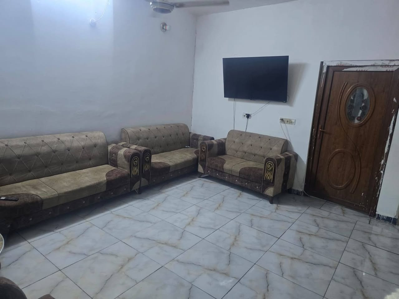 بيت للبيع مساحتة 150 متر بحي الأمين قرب مجمع الأميرالسكني واجهة 7.5 ونزال 20  بناء بلوك غرفتين وصالة وصحيات وحديقة وكراج سيارة للأستفسار اكثر التواصل عالرقم ***********
