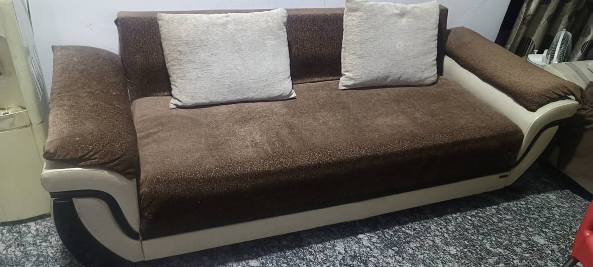 سلام عليكم
تخم قنفات للبيع تركي 🛋️
10 مقاعد  ... 2 كبيرة .... و 1 وسط + 2 ام النفر 
رايده ب 175  الف وبي مجال .
📌العنوان / بغداد حي الجامعة 
هاتف /***********

