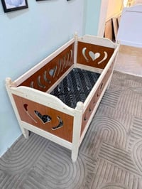 سرير طفل ٧٥ الف توصيل مجاني علينا للحجز والاستفسار 07748990445