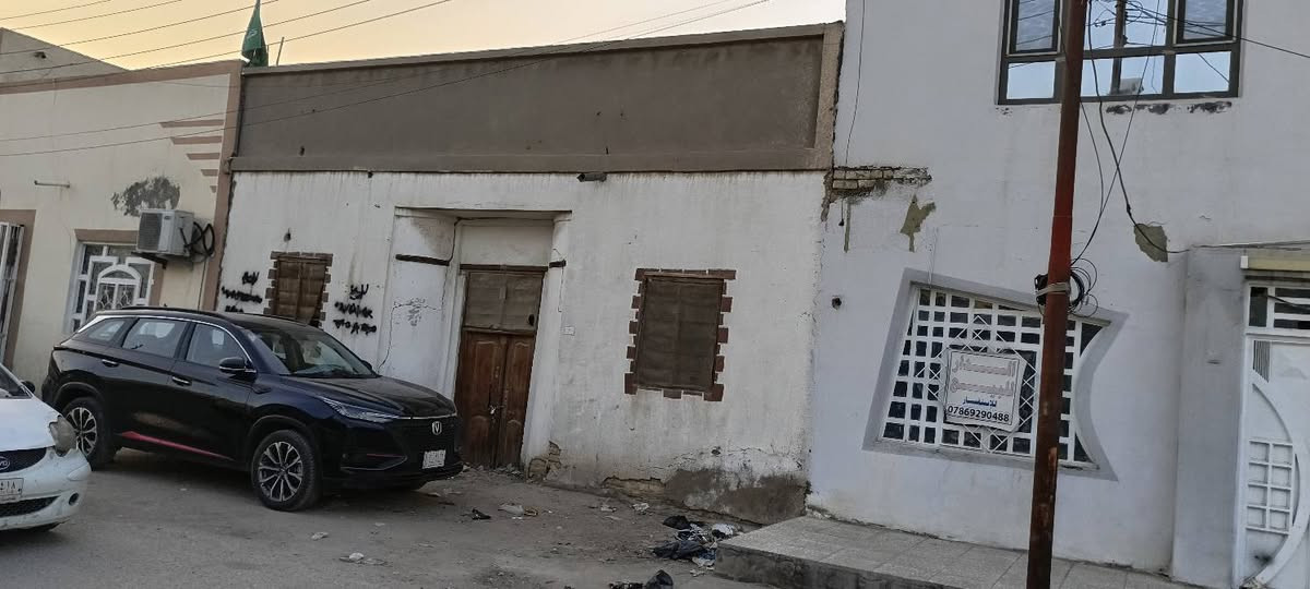 دار معروض للبيع بالجديدة الثالثة  طابو صرف البيت قديم  بحساب  عرصة  مقابيل سياج مدرسة  ثالث بيت عن شارع حنون التجاري مساحته بالسند ١٤٣ وواقع حال ١٥٦ الواجهية ٩ متر شارع عرضه ١٢ متر بأسم واحد وليس ورثة رابع فرع عن تقاطع الرحباوي للأستفسار على الرقم ‏‪***********‬‏ النجف, العراق
