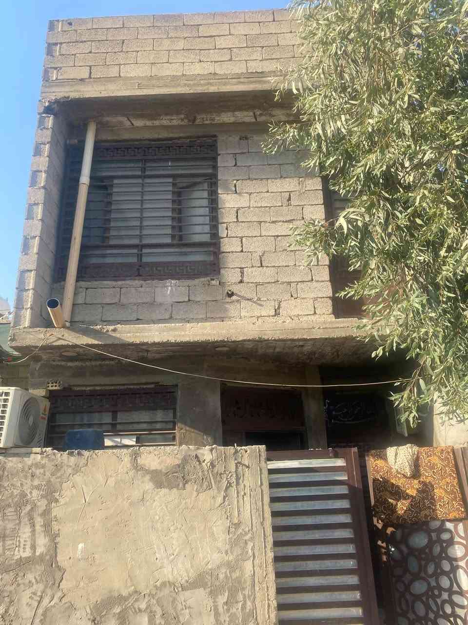 للبيع بيت زراعي المساحة ٥٠ متر الزعفرانية الشهداء شارع المشجر البيت ٣طوابق الطابق الاول ستقبال وصالة درج جبيرة حمام وطارمة ومنور مطبخ حار الطابق الثاني غرفة اطفال وغرفة جبير بنضام سويت تحتوي على حمام  الطابق الثالث غرفة جبيرة نقصهة ارضية البيت الواجهة ٥ النزال ١٠
بيت كامل من كلشي ونضيف بناء حديث للتواصل رقمي ***********
