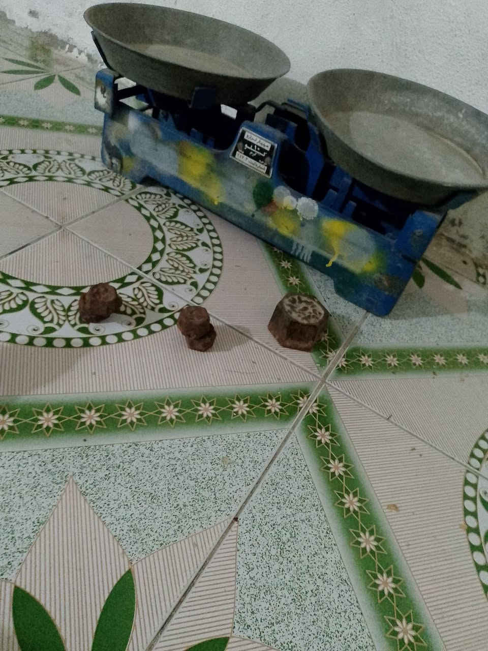 ميزان ابو ل10 كيلوو*+عيار كيلو واربع ارباع سعرهن 15 الف ناصرية مركز ***********
