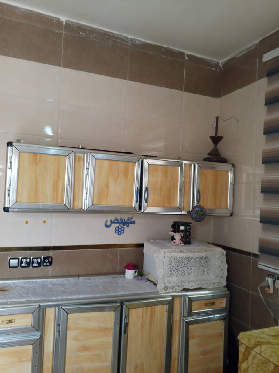 سلام عليكم بيت للبيع بحي الكوفه بفرع ابو السيراميك بركات الحسين مقابل بانزين خانه مال عبد الحسن ملاغي بنهايت الفرع 115 طولاني بي غرفه وصاله ومطبخ وصحيات كله سيراميك نضيف كلش توه مبني عوزه بس استقبال السعر 35 وبي مجال للشراي ***********

