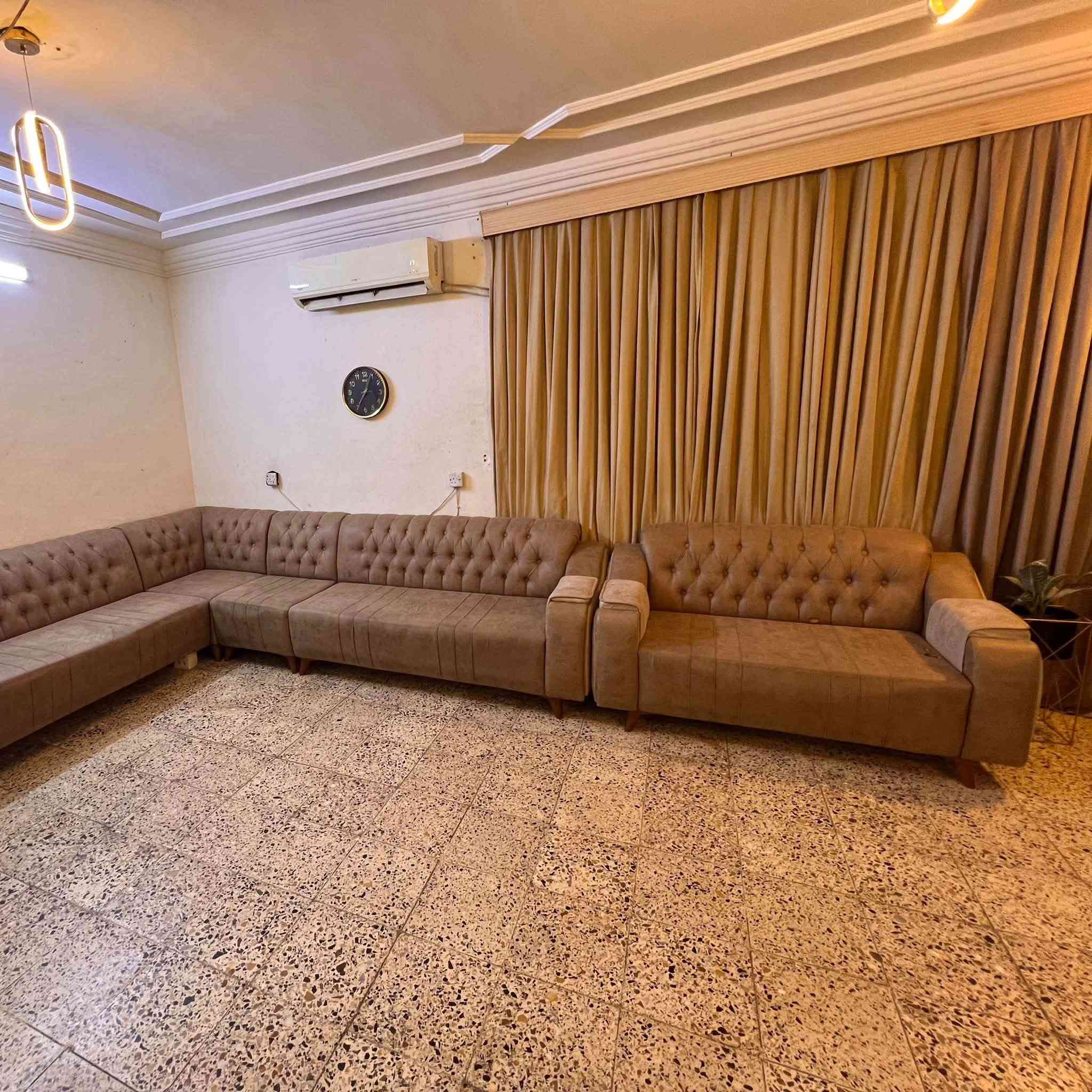 ديوان مستعمل نظيف تصميم عصري حديث
✔️ قماش وتربروف وسهل التنظيف

✔️ 10 مقاعد قنفة منفصلة مقعدين-وكرسي مقعد-وزاوية مقعد-و ديوان منفصل 6 مقاعد ممكن يترتب بشكل ديوان كامل وممكن ينفصل ويترتب مثل متحبون 

✔️ خامة قوية وضمان على المتانة
✔️ شبه جديد – استخدام قليل نظيف

🔸بيه ضرر بسيط …[خلع رجلين اماميات  وحدة من القنفات و حرق بسيط بالفحم غير ضاهر للقنفة الثانية]…

سبب البيع تغير اثاث🚫🚫🚫

📍 الموقع: [ بغداد-السيدية-حي الاعلام]
📞للاستفسار: [ ***********]
