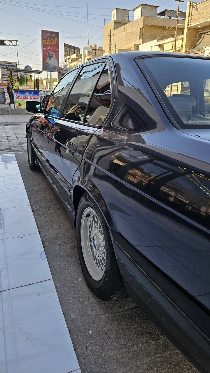 بي ام موديل 1993/ 525/ v6 اصل
مسكر فانوس مكينه كير شرط 
غرفه نظيفة صبغ جمالية 
مكفوله من الضربه والشواصي لون نيلي 
سنويه جديدة+ هزة جديدة
ويل خلية بلادي+ تخم تايرات جدد
تبريد خير من الله+ تدفئه 
غرفه جلد +سقف كنتارا
سلايت 3 طكات 
كهربائيات جديدة 
شرط بدون تيب 
تحويل ثاني يوم+ سياره بسمي
رقم ديالي نكليزي
خالية من البارد
مكاني بغداد الشعب شارع عدن 
***********
***********
السعر 68 بيه مجال بسيط
