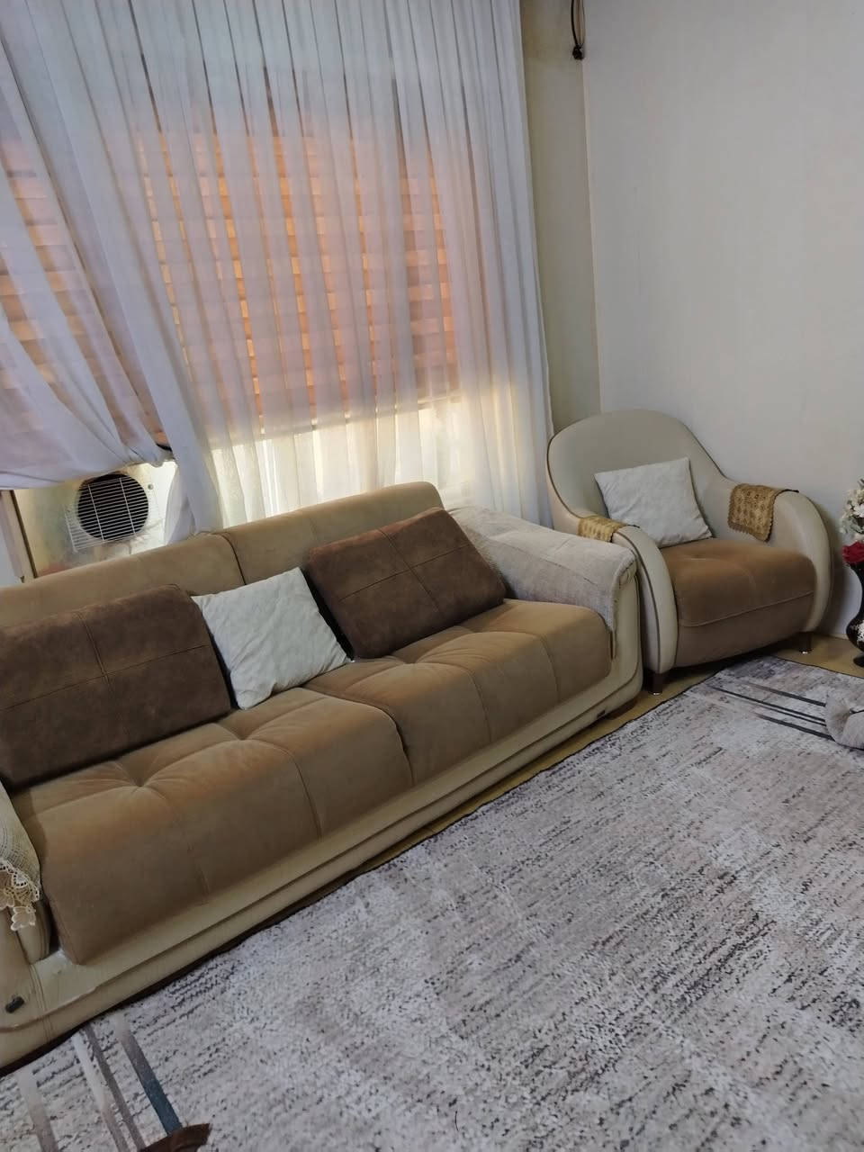قنفات ١٠ نفرات ٢ كبار و ٢ صغار تركي وبيه مخزن السعر ٢٠٠ الف وبي مجال شوية
***********
