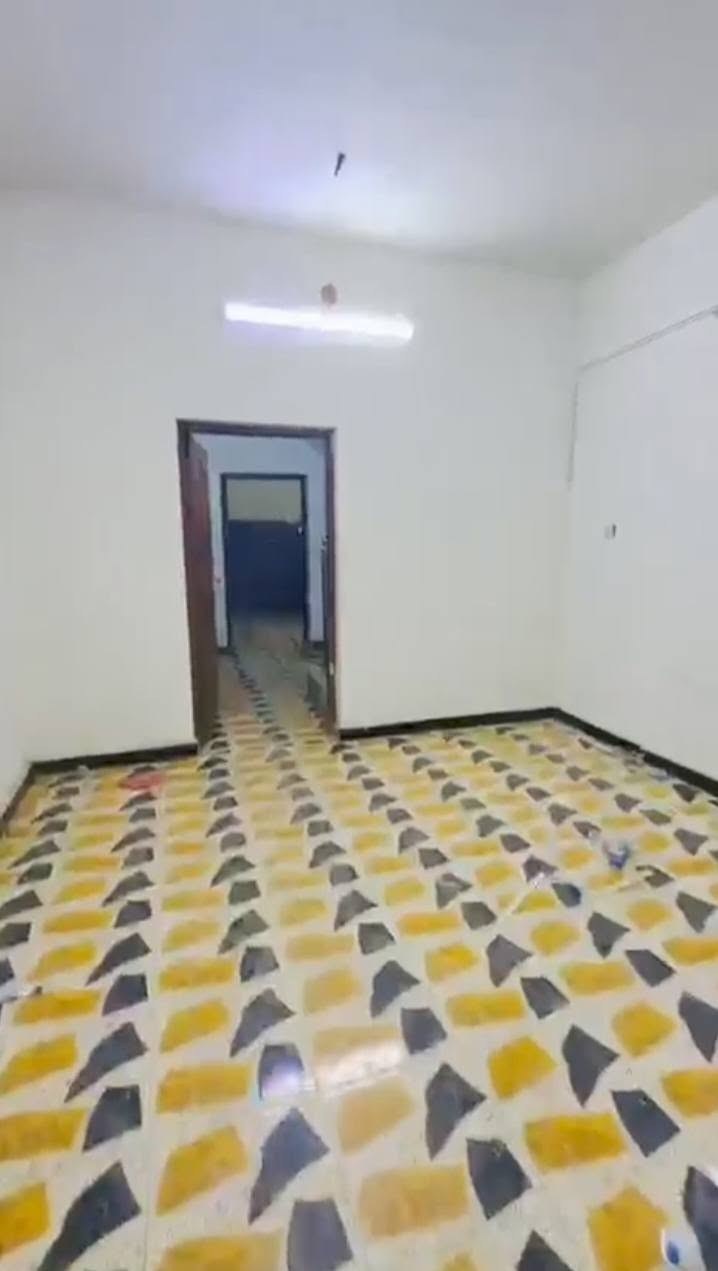 يالله بيت للبيع منطقه حي الجهاد مساحته50متر واجه 5نزال10 موقع📍مربع ديوان المخابرات قريب علشارع منطقه مرتبه وموقع حلو وحديثه بيت بناء2020 يحتوي على غرفتين نوم وحده جوه وحده فوك سعر مناسب جداً جاهز للاستثمار وللسكن السعر 125 وبي مجال
 للاستفسار اكثر الاتصال على☎️***********
