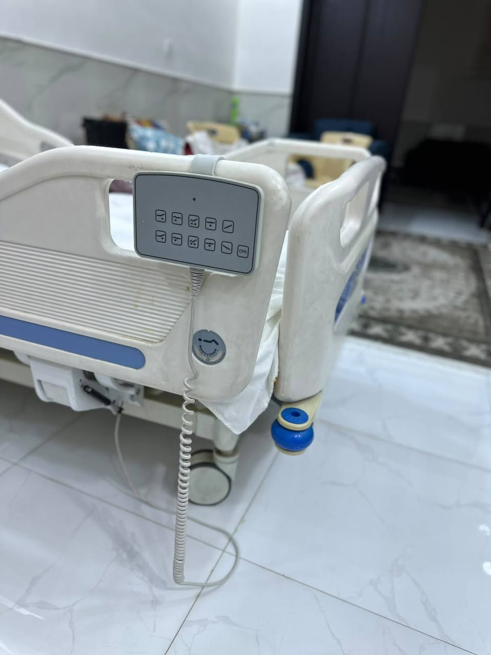 السلام عليكم
سرير كهربائي متعدد الاتجاهات 
استخدام قليل نضافه 100/100
يحتوي على ريمون كونترول عدد 2 
مما يتيح سهوله الاستخدام 
السعر صدمه 950الف فقط 
مكاني النجف الاشرف حي الوفاء 
الاستفسار أكثر الاتصال على 
***********
