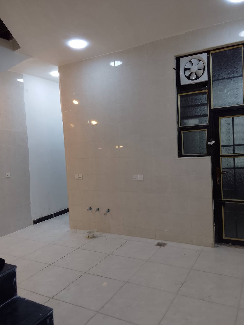 الدوره البعيثه • ٨٣م • غرفتين