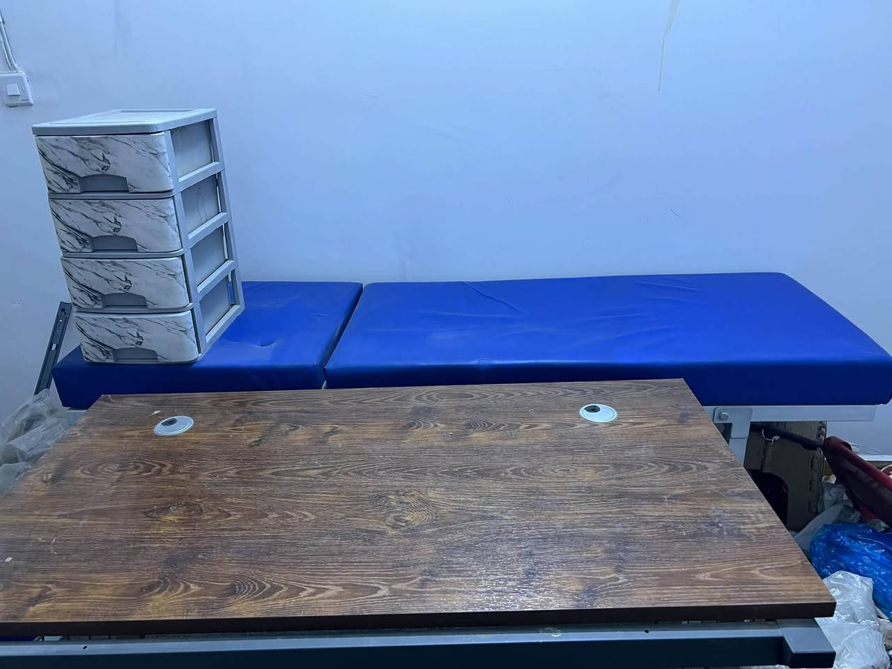 للبيع
الطقم يتكون من :

• ميز مكتبي 

• سرير/سدية

• بوكس الأدوات

المواصفات:

• ميز مكتبي قوي وبهيكل معدني  + السدية + بوكس الأدوات

• بوكس الأدوات يحتوي على 4 أدراج لتنظيم الأدوات والمستلزمات

• عملي ومناسب للعيادات التمريضية

• متين وسهل التنظيف

السعر: 180,000 دينار عراقي

📍 الموقع: النجف الجديدة – الرابعة

لمشاهد الصور 

https://www.facebook.com/marketplace/item/4708228436116066/?mibextid=6ojiHh

نص مكتوب في الصور:
- للبيع طقم طبي خاص بالتمريض ( ميزك + سديه + بوكس الأدوات ) الميزك سرير تمريضي + بوكس للمستلزمات السديه متين وسهل التنظيف بوكس الأدوات 4 أدراج لتنظيم الأدوات والإكسسوارات السعر 180 ألف دينار نجف جديدة رابعة الميزك + السديه الميزك مع السديه بوكس الأدوات للتواصل والاستفسار *********** جودة عالية سعر مناسب نجف جديدة رابعة