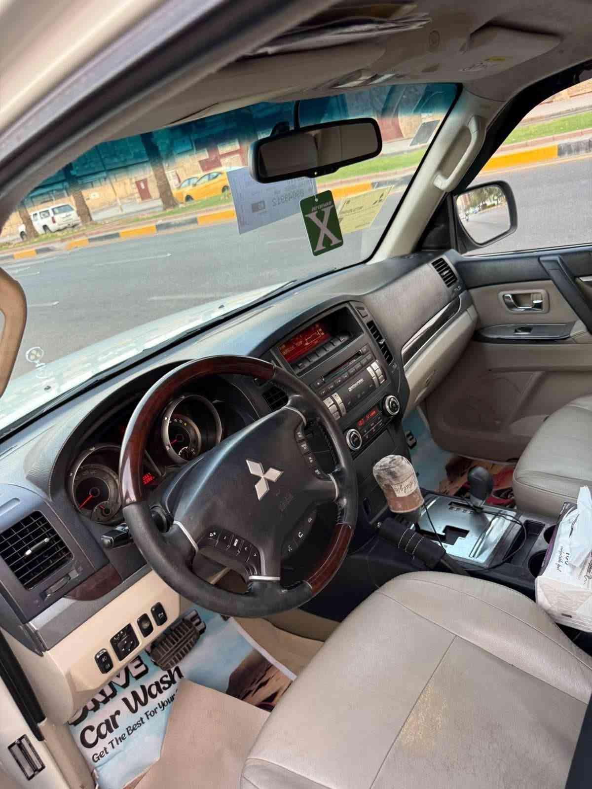 باجيرو 2013  حبتور فول مواصفات لون ابيض صدفي حجم المحرك 3500 رقم  بغداد دولي بدون حادث  سيارة  مكفوله كفاله عامه سياره كلين عله واضع الشركه معروفه خليجي السياره جديده مال جناي فورويل نضام دفلوك كشنات كهربائي اشارة بل مري شفط تحكم ستيرن مسجل بلادي اصليه فتحه تبريد ثلاث قطع حساسات خلفيه زاد ثلاجه تخم تاير كير مكينه حداديه خير من الله سياره جديده لوك محرك 6السعر145 اتصل وبيك خيروتدل ***********مكان السياره بغداد
