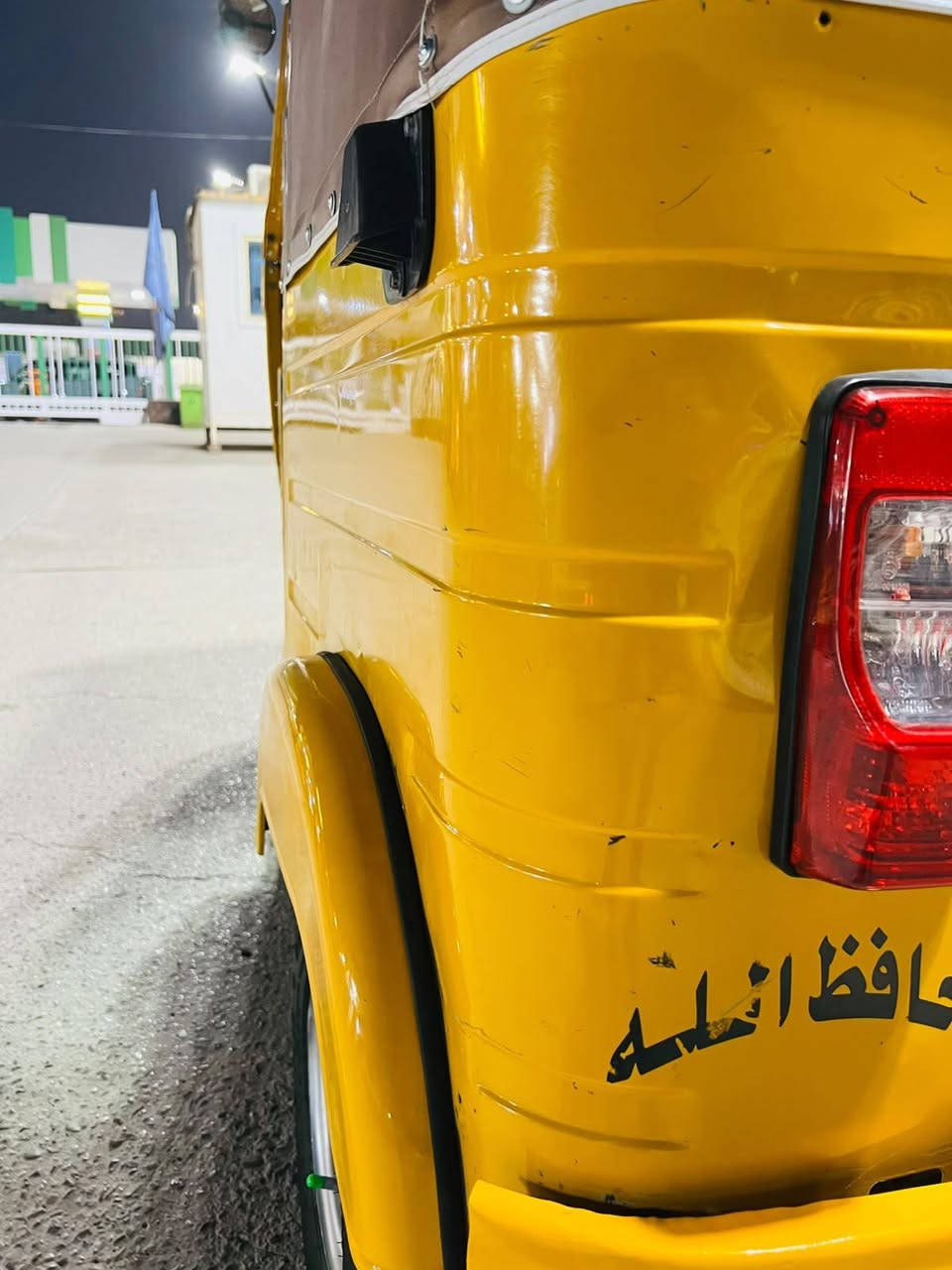سلام عليكم تكتك مديل 2018 رقم وسنويه تحويل ثاني يوم تكتك جاهزه عله اخر حبايه تخم تاير مكينه مجفته بوشه وبستم كهربايات كله شغاله بيه صبغ بس دوس 
مكاني بغداد مدينه الصدر حي طارق 
رقم ‏‪***********‬‏
